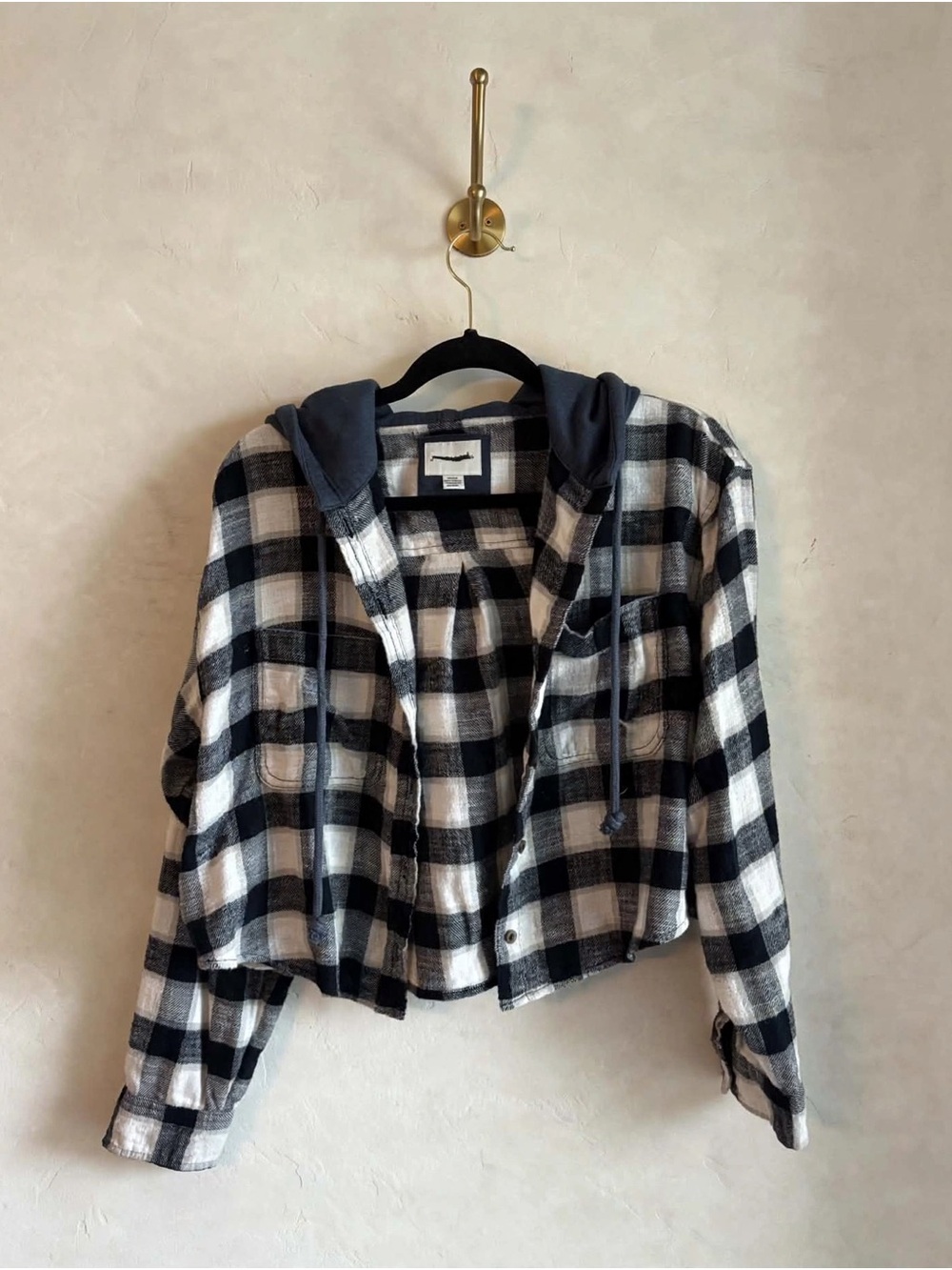 American Eagle Cropped Hooded Flannel Shacket Black Cream Plaid M